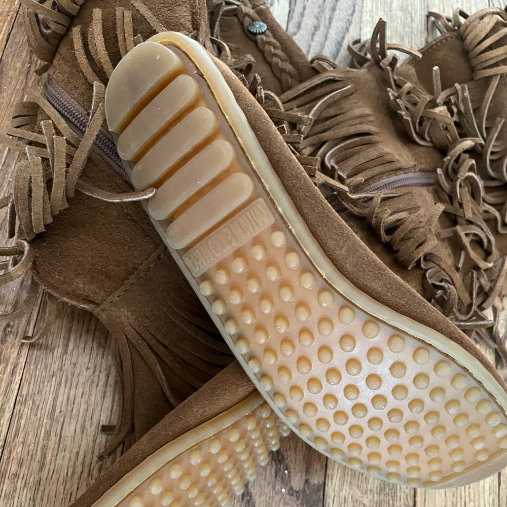 LEAVING SOON Minnetonka FRINGE BOOTS boho hippie festival - Picture 8 of 10